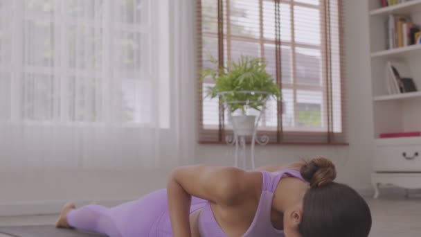 Närbild Asiatisk Kvinna Utövar Yoga Cobra Motion Bhujangasana Hållning Träna — Stockvideo