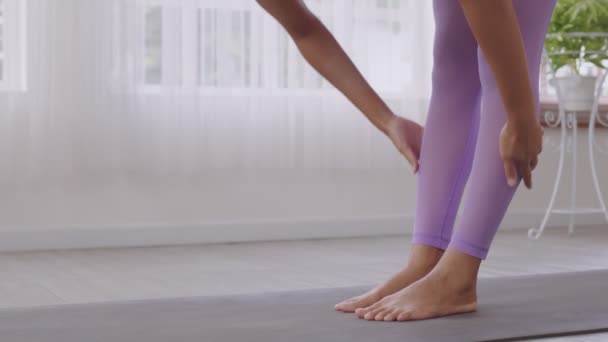 Närbild Morgonen Gör Asiatisk Kvinna Yoga Står Framåt Böj Motion — Stockvideo