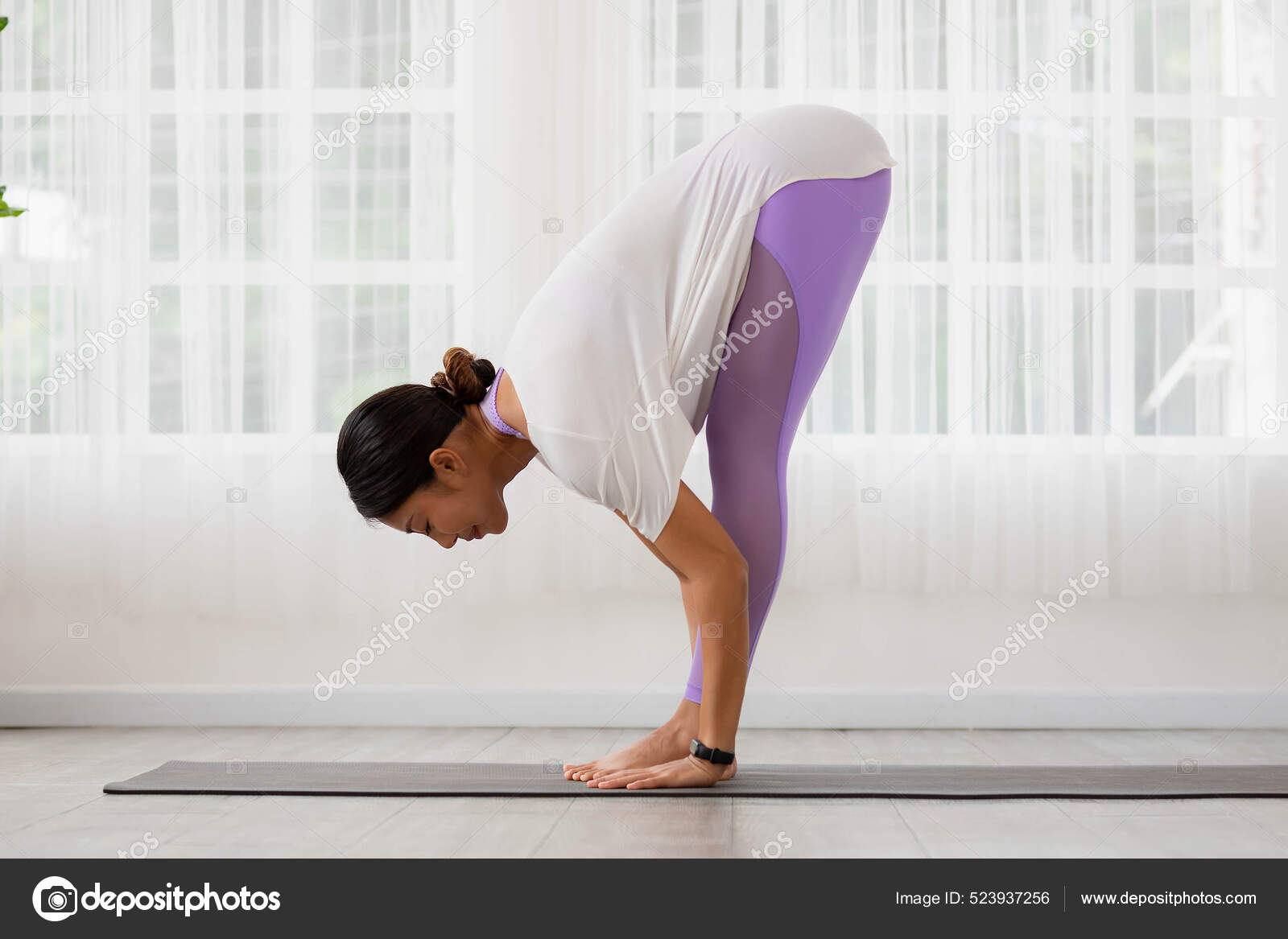Por Mañana Una Mujer Asiática Está Haciendo Yoga Pie Ejercicio: fotografía  de stock © Sopradit_27@hotmail.com #523937256