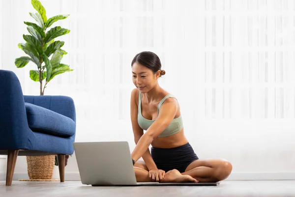 Mujer Asiática Relaja Casa Empiezas Estudiar Yoga Por Mañana Encendiendo — Foto de Stock