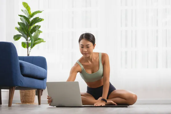 Yoga Matutino Con Una Mujer Asiática Sentada Posición Easy Postura — Foto de Stock