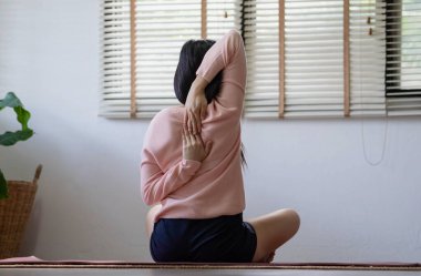 Asyalı bir kadın spor giyim sektöründe çalışıyor, evde sağlıklı bir yaşam sürüyor..