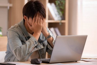 Tatsız bir rahatsızlık. Üzgün, sefil, muhteşem bir adam masanın üzerinde oturuyor, baş ağrısı çekerken kaşlarını kavrıyor..