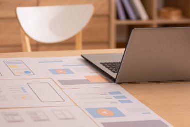 Renkli ve malzemeli sanatçı tasarımcı çalışma alanı