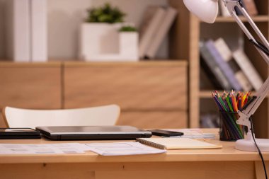 Renkli ve malzemeli sanatçı tasarımcı çalışma alanı