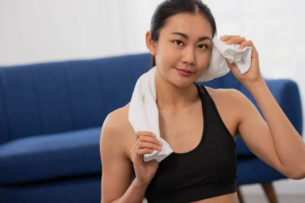 Asiatico Donna Sportswear Pulire Fronte Con Asciugamano Mentre Riposo Dopo — Foto Stock