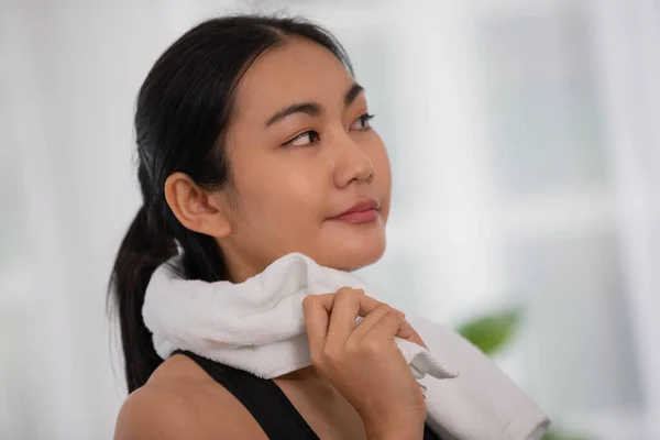 Donna Asiatica Abbigliamento Sportivo Pulire Fronte Con Asciugamano Utilizzando Tablet — Foto Stock