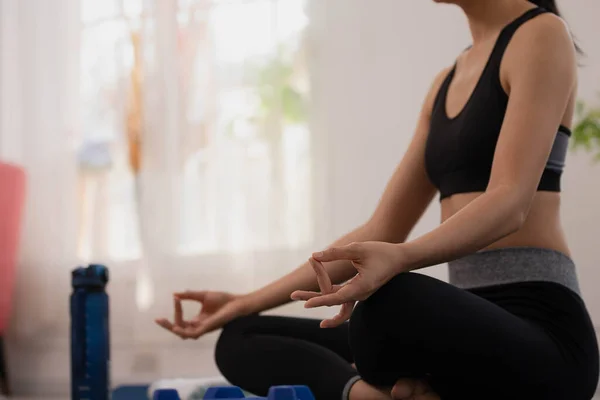 Close Mano Donna Asiatica Yoga Mattina Seduto Posizione Facile Postura — Foto Stock