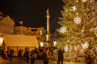 PRAG, CZ - 26 Aralık 2021: Covid-19 salgını nedeniyle zorunlu tecrit nedeniyle açılmayan Old Town Square 'deki geleneksel Noel pazarları kapatıldı.