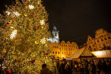 PRAG, CZ - 26 Aralık 2021: Covid-19 salgını nedeniyle zorunlu tecrit nedeniyle açılmayan Old Town Square 'deki geleneksel Noel pazarları kapatıldı.