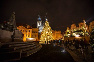 PRAG, CZ - 26 Aralık 2021: Covid-19 salgını nedeniyle zorunlu tecrit nedeniyle açılmayan Old Town Square 'deki geleneksel Noel pazarları kapatıldı.