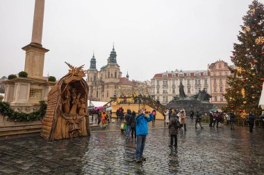 PRAG, CZ - 26 Aralık 2021: Covid-19 salgını nedeniyle zorunlu tecrit nedeniyle açılmayan Old Town Square 'deki geleneksel Noel pazarları kapatıldı.