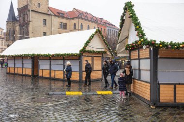 PRAG, CZ - 26 Aralık 2021: Covid-19 salgını nedeniyle zorunlu tecrit nedeniyle açılmayan Old Town Square 'deki geleneksel Noel pazarları kapatıldı.
