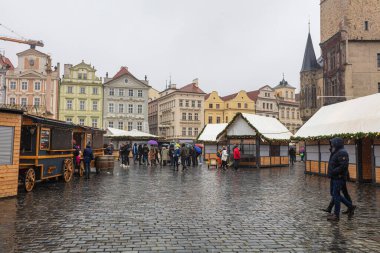 PRAG, CZ - 26 Aralık 2021: Covid-19 salgını nedeniyle zorunlu tecrit nedeniyle açılmayan Old Town Square 'deki geleneksel Noel pazarları kapatıldı.