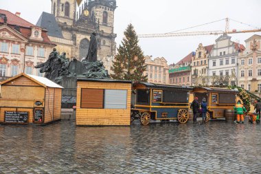 PRAG, CZ - 26 Aralık 2021: Covid-19 salgını nedeniyle zorunlu tecrit nedeniyle açılmayan Old Town Square 'deki geleneksel Noel pazarları kapatıldı.