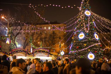 PRAGUE, CZ - 25 Aralık 2021: Covid-19 salgını nedeniyle zorunlu tecritten bir gün önce St.Ludmila Kilisesi önünde geleneksel Noel pazarları (Namesti Miru).