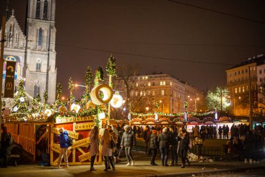 PRAGUE, CZ - 25 Aralık 2021: Covid-19 salgını nedeniyle zorunlu tecritten bir gün önce St.Ludmila Kilisesi önünde geleneksel Noel pazarları (Namesti Miru).