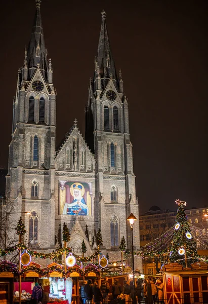 プラハ 2021年12月25日 Ludmila教会の前の平和広場 Namesti Miru での伝統的なクリスマスマーケットCovid 19パンデミックのために強制的なロックダウンの1日前 — ストック写真