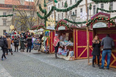 PRAG, CZ - 26 Aralık 2021: Covid-19 salgını nedeniyle zorunlu tecrit nedeniyle açılmayan Old Town Square 'deki geleneksel Noel pazarları kapatıldı.