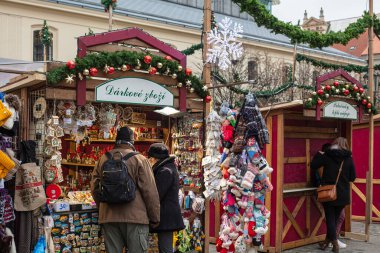 PRAG, CZ - 26 Aralık 2021: Covid-19 salgını nedeniyle zorunlu tecrit nedeniyle açılmayan Old Town Square 'deki geleneksel Noel pazarları kapatıldı.