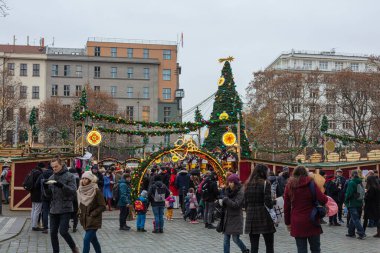 PRAGUE, CZ - 26 Aralık 2021: Covid-19 salgını nedeniyle zorunlu tecritten bir gün önce St.Ludmila Kilisesi önünde geleneksel Noel pazarları (Namesti Miru).