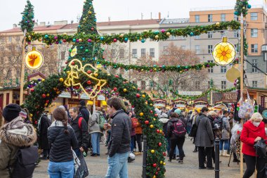 PRAGUE, CZ - 26 Aralık 2021: Covid-19 salgını nedeniyle zorunlu tecritten bir gün önce St.Ludmila Kilisesi önünde geleneksel Noel pazarları (Namesti Miru).