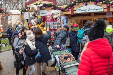 PRAGUE, CZ - 26 Aralık 2021: Covid-19 salgını nedeniyle zorunlu tecritten bir gün önce St.Ludmila Kilisesi önünde geleneksel Noel pazarları (Namesti Miru).