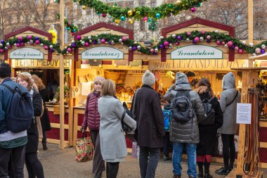 PRAGUE, CZ - 26 Aralık 2021: Covid-19 salgını nedeniyle zorunlu tecritten bir gün önce St.Ludmila Kilisesi önünde geleneksel Noel pazarları (Namesti Miru).