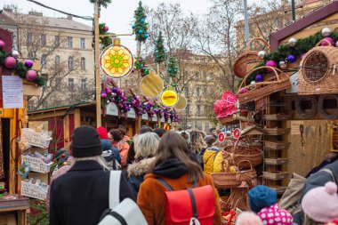 PRAGUE, CZ - 26 Aralık 2021: Covid-19 salgını nedeniyle zorunlu tecritten bir gün önce St.Ludmila Kilisesi önünde geleneksel Noel pazarları (Namesti Miru).