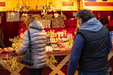 PRAGUE, CZ - 26 Aralık 2021: Covid-19 salgını nedeniyle zorunlu tecritten bir gün önce St.Ludmila Kilisesi önünde geleneksel Noel pazarları (Namesti Miru).