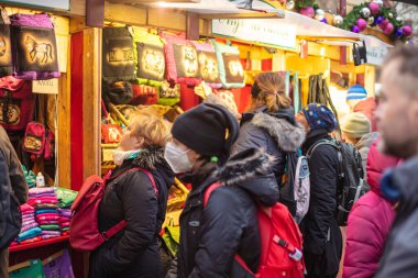 PRAGUE, CZ - 26 Aralık 2021: Covid-19 salgını nedeniyle zorunlu tecritten bir gün önce St.Ludmila Kilisesi önünde geleneksel Noel pazarları (Namesti Miru).