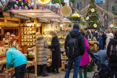 PRAGUE, CZ - 26 Aralık 2021: Covid-19 salgını nedeniyle zorunlu tecritten bir gün önce St.Ludmila Kilisesi önünde geleneksel Noel pazarları (Namesti Miru).