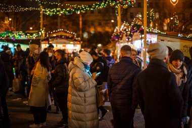 PRAGUE, CZ - 25 Aralık 2021: Covid-19 salgını nedeniyle zorunlu tecritten bir gün önce St.Ludmila Kilisesi önünde geleneksel Noel pazarları (Namesti Miru).
