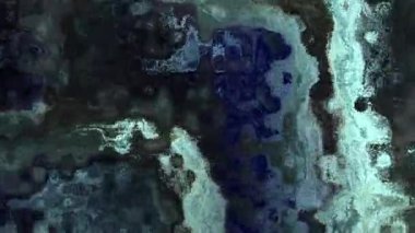 Ayrıntılı parçacık dokusunu canlı renklerle değiştiren 4k arkaplan videosu