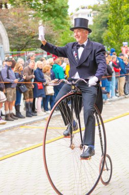 17 Eylül 2022 'de Münih, Almanya' da Covid-19 'da iki yıl durakladıktan sonra Ekim Festivali' nin açılış töreni. At arabaları ve orkestraları Oktoberfest geçit törenine katılıyor..