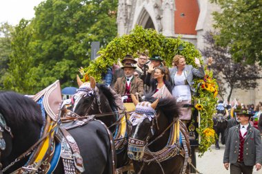17 Eylül 2022 'de Münih, Almanya' da Covid-19 'da iki yıl durakladıktan sonra Ekim Festivali' nin açılış töreni. At arabaları ve orkestraları Oktoberfest geçit törenine katılıyor..