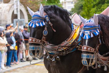 17 Eylül 2022 'de Münih, Almanya' da Covid-19 'da iki yıl durakladıktan sonra Ekim Festivali' nin açılış töreni. At arabaları ve orkestraları Oktoberfest geçit törenine katılıyor..