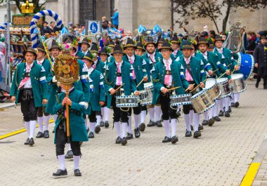 17 Eylül 2022 'de Münih, Almanya' da Covid-19 'da iki yıl durakladıktan sonra Ekim Festivali' nin açılış töreni. At arabaları ve orkestraları Oktoberfest geçit törenine katılıyor..