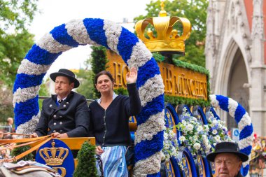 17 Eylül 2022 'de Münih, Almanya' da Covid-19 'da iki yıl durakladıktan sonra Ekim Festivali' nin açılış töreni. At arabaları ve orkestraları Oktoberfest geçit törenine katılıyor..