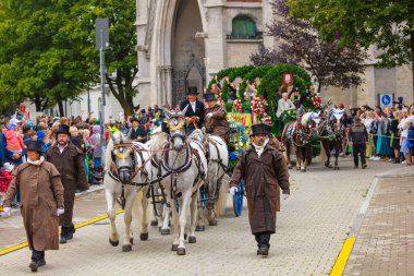 17 Eylül 2022 'de Münih, Almanya' da Covid-19 'da iki yıl durakladıktan sonra Ekim Festivali' nin açılış töreni. At arabaları ve orkestraları Oktoberfest geçit törenine katılıyor..