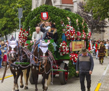 17 Eylül 2022 'de Münih, Almanya' da Covid-19 'da iki yıl durakladıktan sonra Ekim Festivali' nin açılış töreni. At arabaları ve orkestraları Oktoberfest geçit törenine katılıyor..