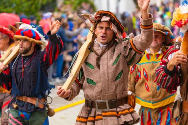 17 Eylül 2022 'de Münih, Almanya' da Covid-19 'da iki yıl durakladıktan sonra Ekim Festivali' nin açılış töreni. At arabaları ve orkestraları Oktoberfest geçit törenine katılıyor..