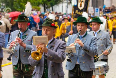 17 Eylül 2022 'de Münih, Almanya' da Covid-19 'da iki yıl durakladıktan sonra Ekim Festivali' nin açılış töreni. At arabaları ve orkestraları Oktoberfest geçit törenine katılıyor..