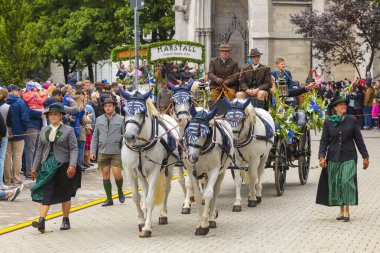 17 Eylül 2022 'de Münih, Almanya' da Covid-19 'da iki yıl durakladıktan sonra Ekim Festivali' nin açılış töreni. At arabaları ve orkestraları Oktoberfest geçit törenine katılıyor..