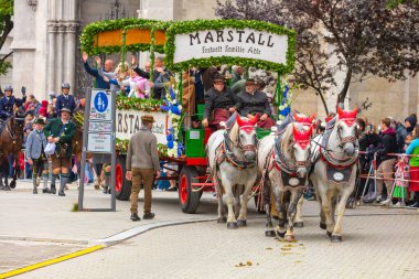 17 Eylül 2022 'de Münih, Almanya' da Covid-19 'da iki yıl durakladıktan sonra Ekim Festivali' nin açılış töreni. At arabaları ve orkestraları Oktoberfest geçit törenine katılıyor..
