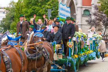 17 Eylül 2022 'de Münih, Almanya' da Covid-19 'da iki yıl durakladıktan sonra Ekim Festivali' nin açılış töreni. At arabaları ve orkestraları Oktoberfest geçit törenine katılıyor..