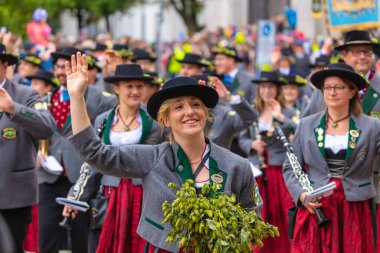 17 Eylül 2022 'de Münih, Almanya' da Covid-19 'da iki yıl durakladıktan sonra Ekim Festivali' nin açılış töreni. At arabaları ve orkestraları Oktoberfest geçit törenine katılıyor..
