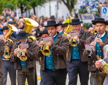 17 Eylül 2022 'de Münih, Almanya' da Covid-19 'da iki yıl durakladıktan sonra Ekim Festivali' nin açılış töreni. At arabaları ve orkestraları Oktoberfest geçit törenine katılıyor..