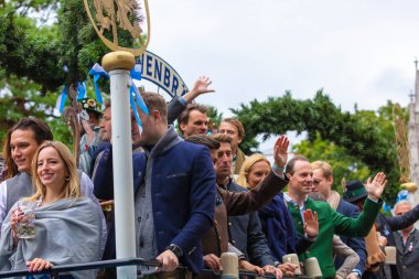 17 Eylül 2022 'de Münih, Almanya' da Covid-19 'da iki yıl durakladıktan sonra Ekim Festivali' nin açılış töreni. At arabaları ve orkestraları Oktoberfest geçit törenine katılıyor..