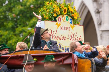 17 Eylül 2022 'de Münih, Almanya' da Covid-19 'da iki yıl durakladıktan sonra Ekim Festivali' nin açılış töreni. At arabaları ve orkestraları Oktoberfest geçit törenine katılıyor..